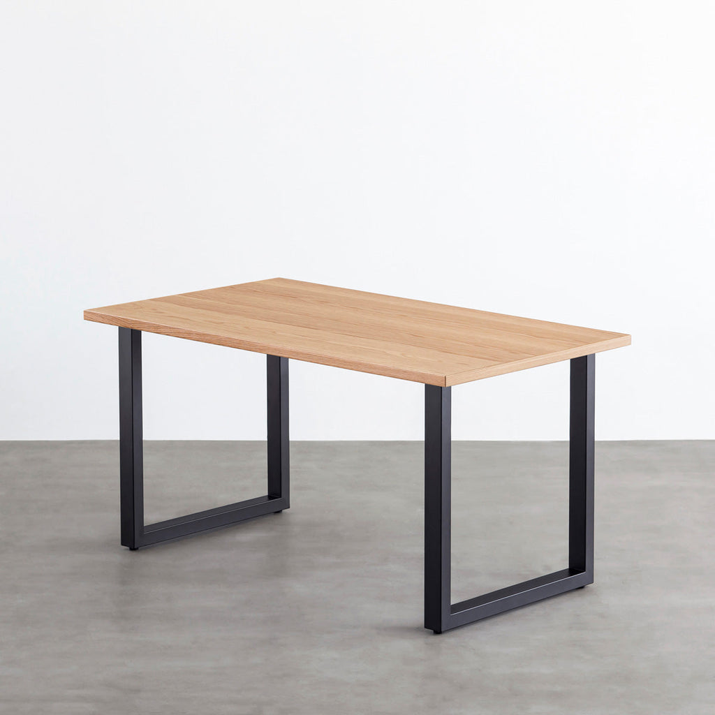 KANADEMONOのホワイトオーク突板天板とマットブラックのスクエア鉄脚を組み合わせたシンプルモダンなテーブル