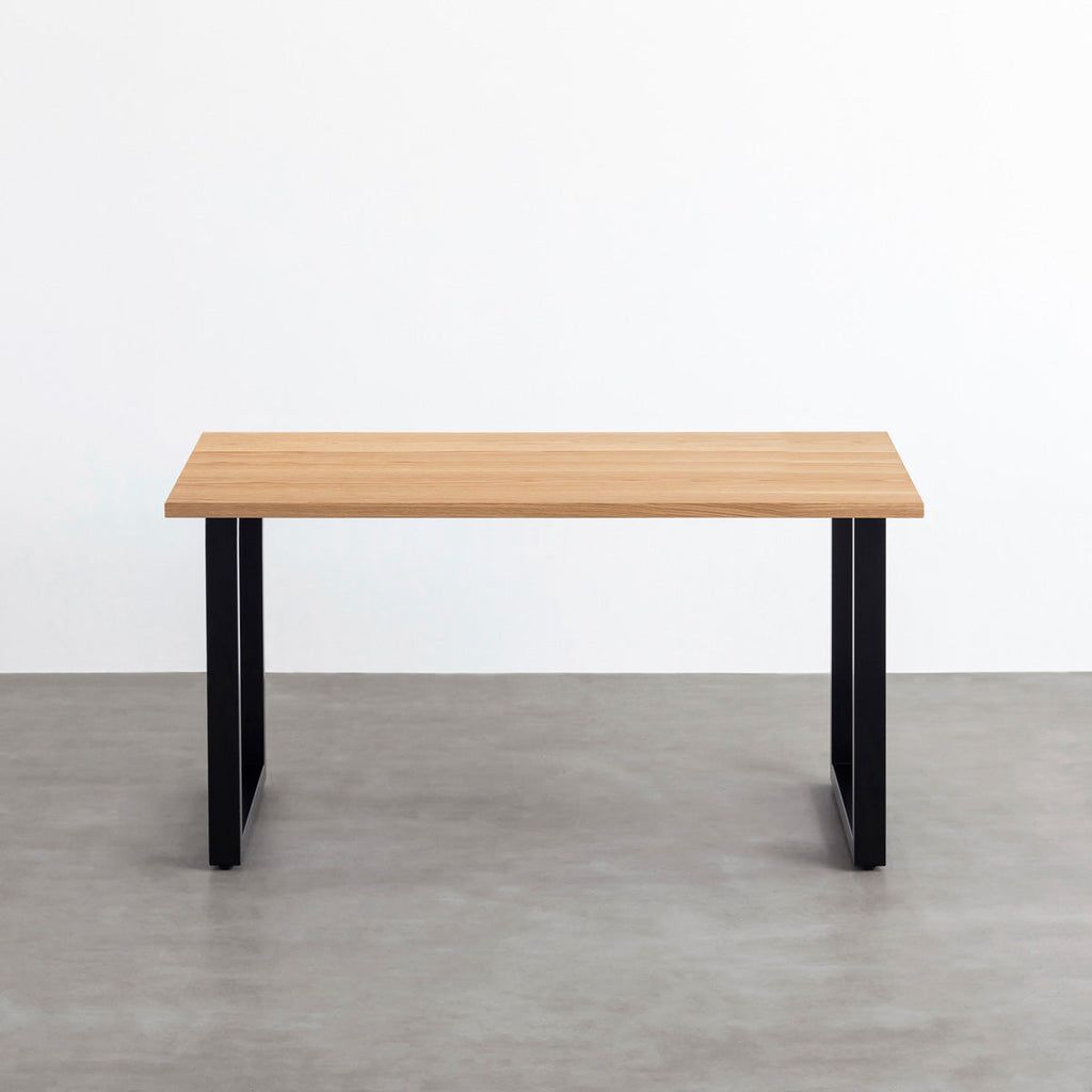 KANADEMONOのホワイトオーク突板天板とマットブラックのスクエア鉄脚を組み合わせたシンプルモダンなテーブル（正面）