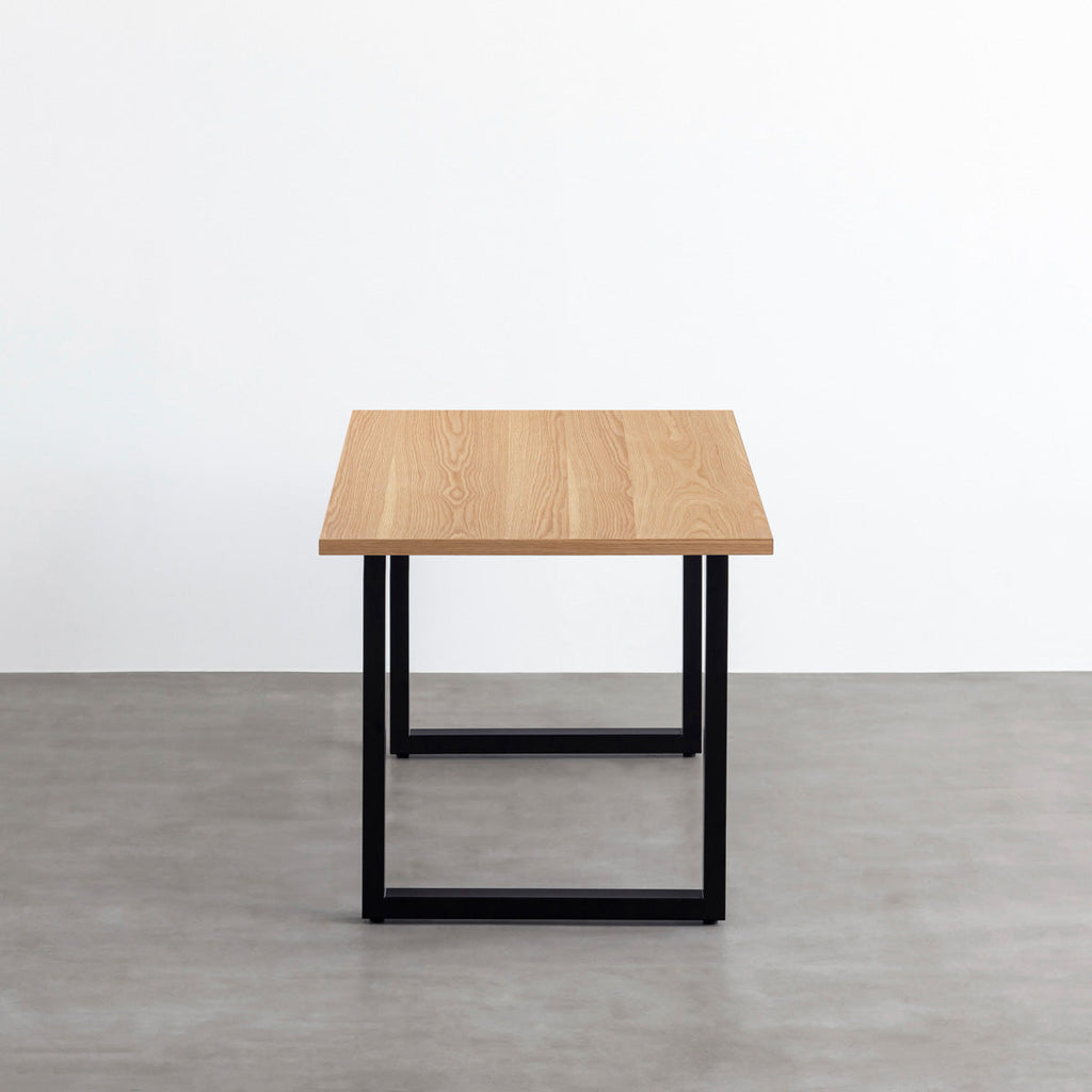 KANADEMONOのホワイトオーク突板天板とマットブラックのスクエア鉄脚を組み合わせたシンプルモダンなテーブル（横）