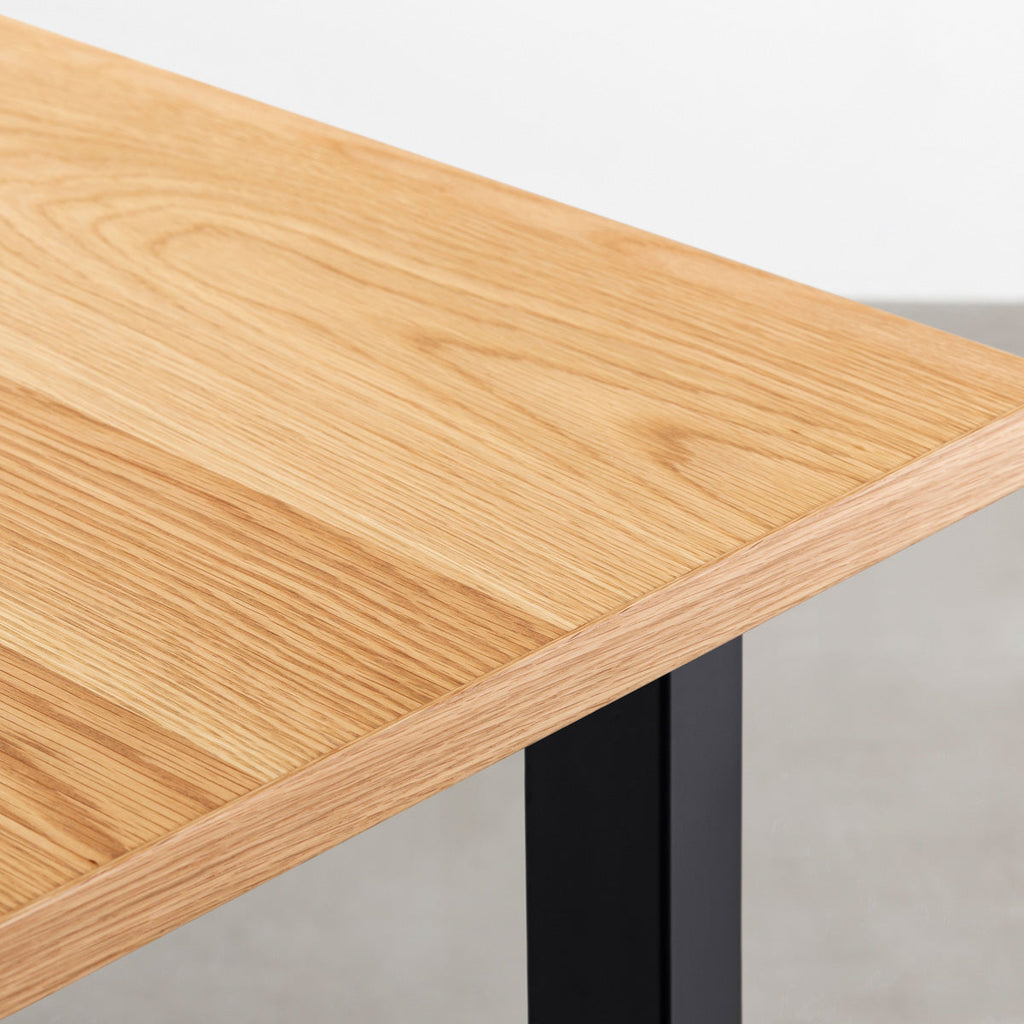 KANADEMONOのホワイトオーク突板天板とマットブラックのスクエア鉄脚を組み合わせたシンプルモダンなテーブル（天板クローズアップ）