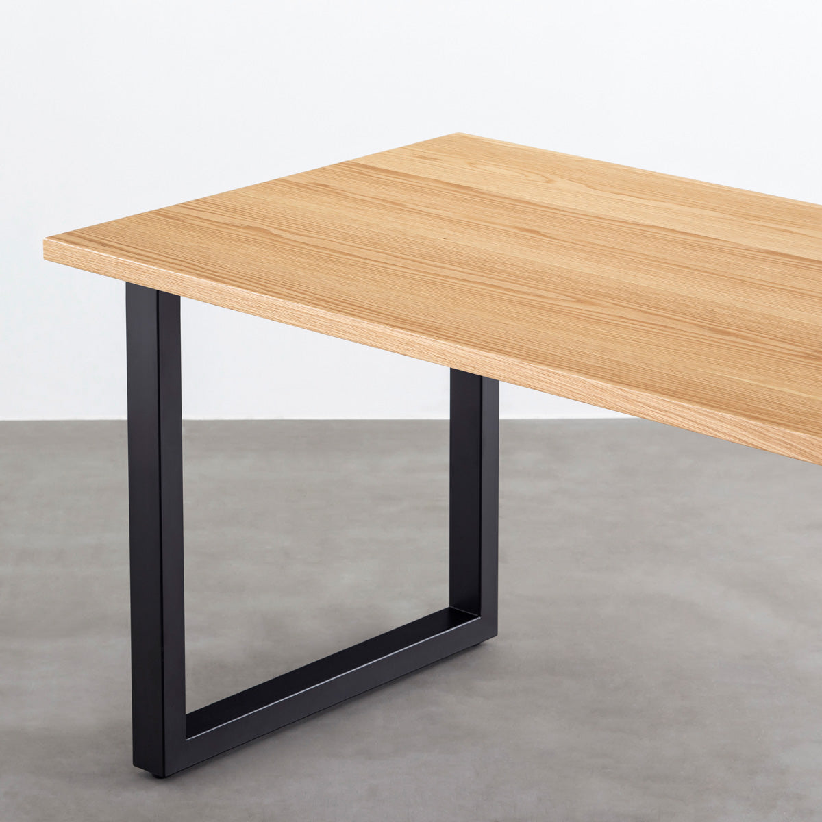 KANADEMONOのホワイトオーク突板天板とマットブラックのスクエア鉄脚を組み合わせたシンプルモダンなテーブル（天板と脚）