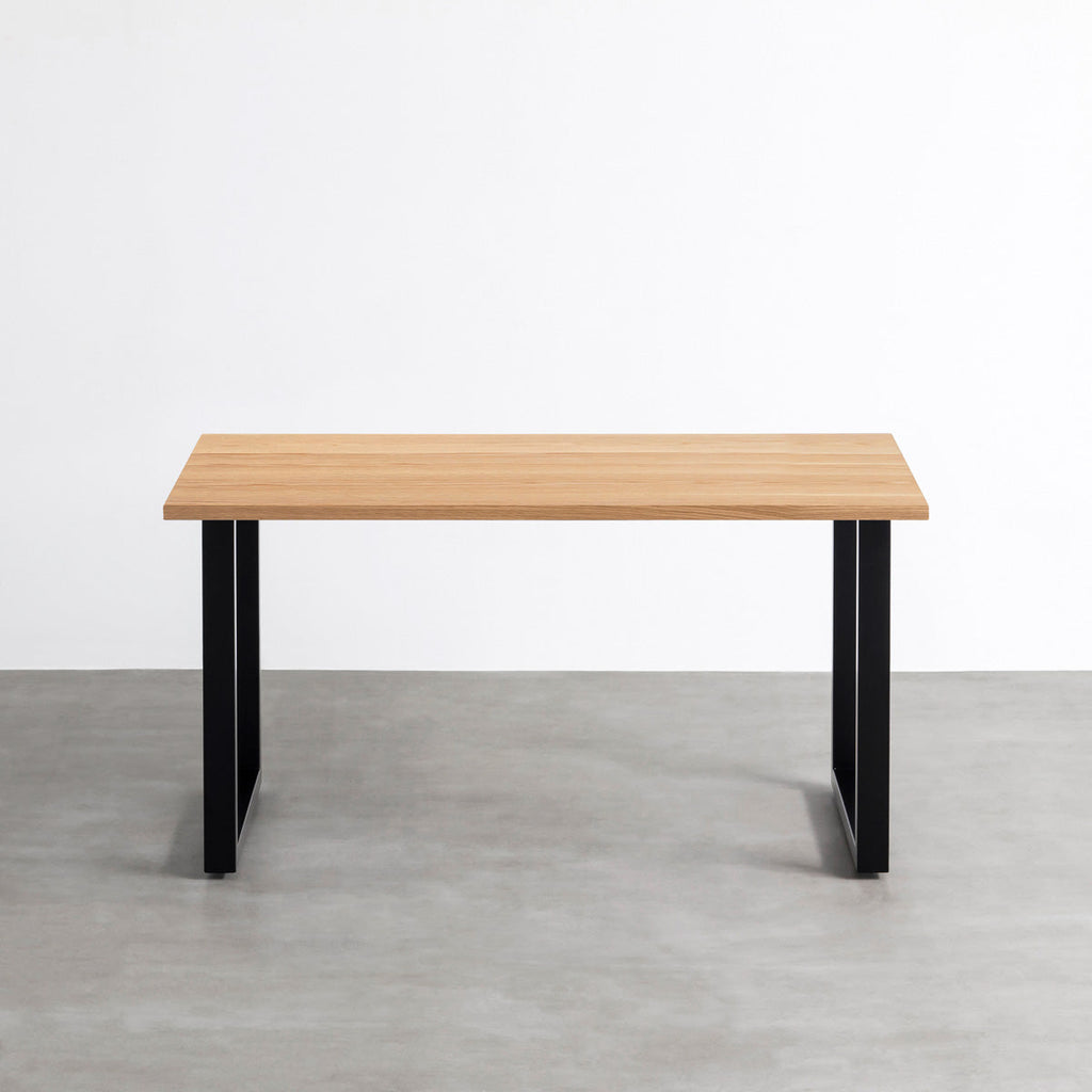 KANADEMONOの突板ホワイトオーク天板とマットブラックの配線孔付きスクエア鉄脚を組み合わせたシンプルモダンなテーブル（正面）