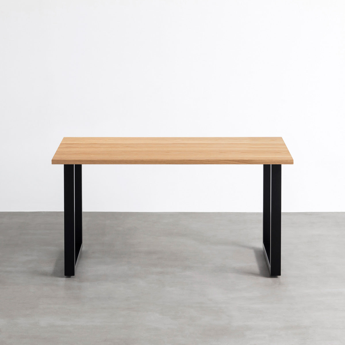 KANADEMONOの突板ホワイトオーク天板とマットブラックの配線孔付きスクエア鉄脚を組み合わせたシンプルモダンなテーブル（正面）