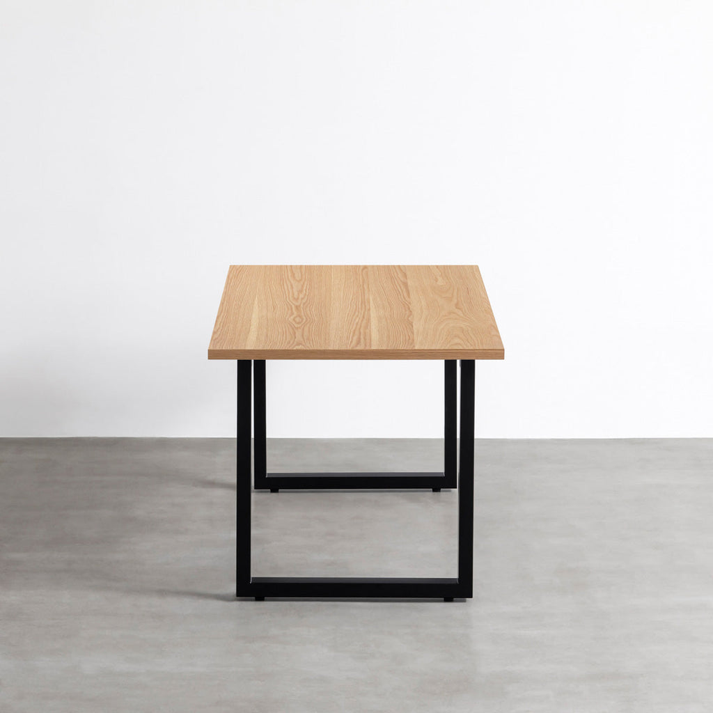 KANADEMONOの突板ホワイトオーク天板とマットブラックの配線孔付きスクエア鉄脚を組み合わせたシンプルモダンなテーブル（横）