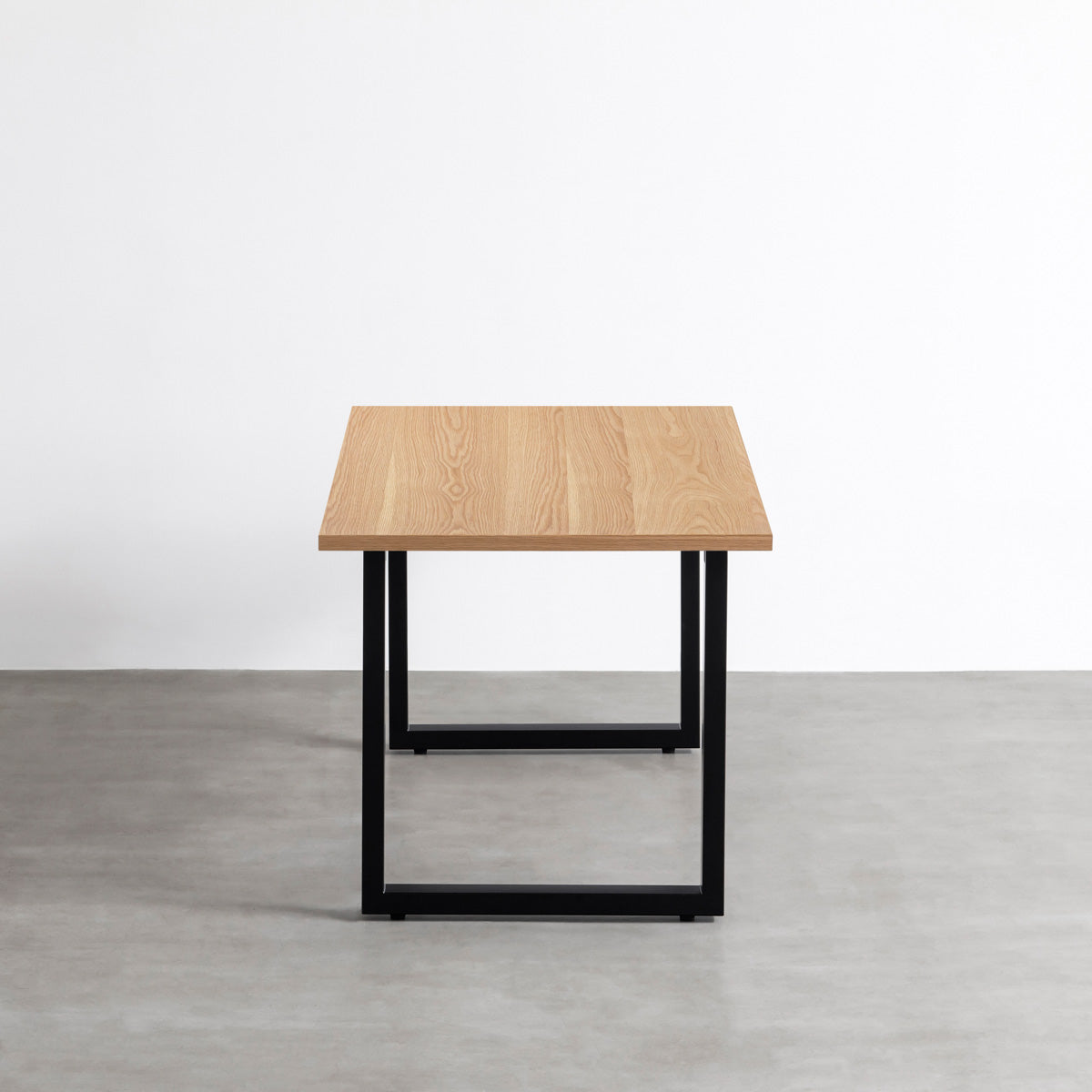 KANADEMONOの突板ホワイトオーク天板とマットブラックの配線孔付きスクエア鉄脚を組み合わせたシンプルモダンなテーブル（横）