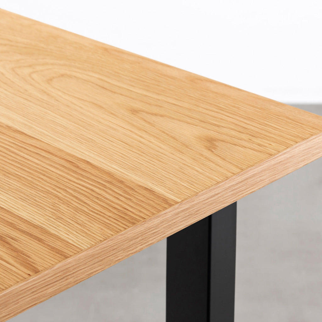 KANADEMONOの突板ホワイトオーク天板とマットブラックの配線孔付きスクエア鉄脚を組み合わせたシンプルモダンなテーブル（天板クローズアップ）
