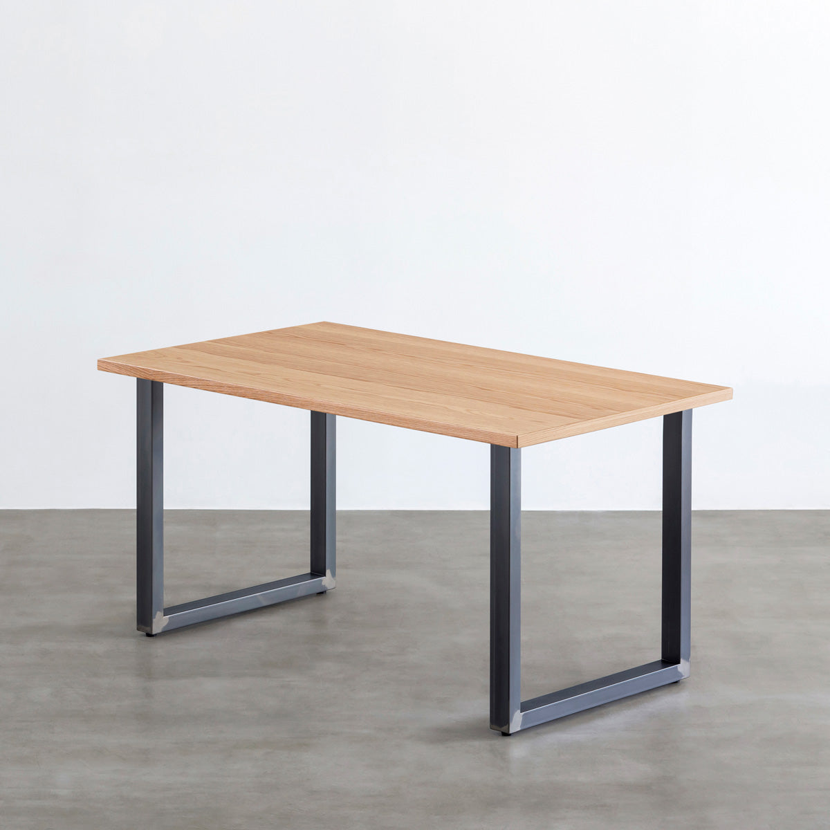 Kanademonoのホワイトオーク突板天板とマットクリア塗装仕上げのスクエア鉄脚を組み合わせたテーブル