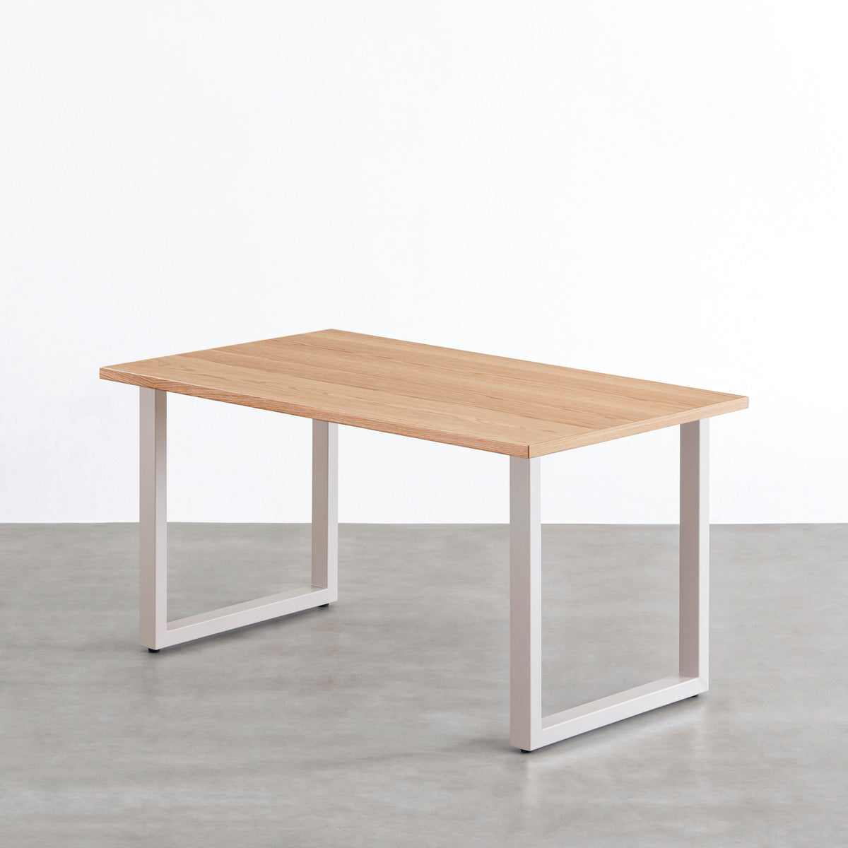 KANADEMONOのホワイトオーク天板にSandBeigeカラーのスクエアスチール脚を組み合わせたテーブル