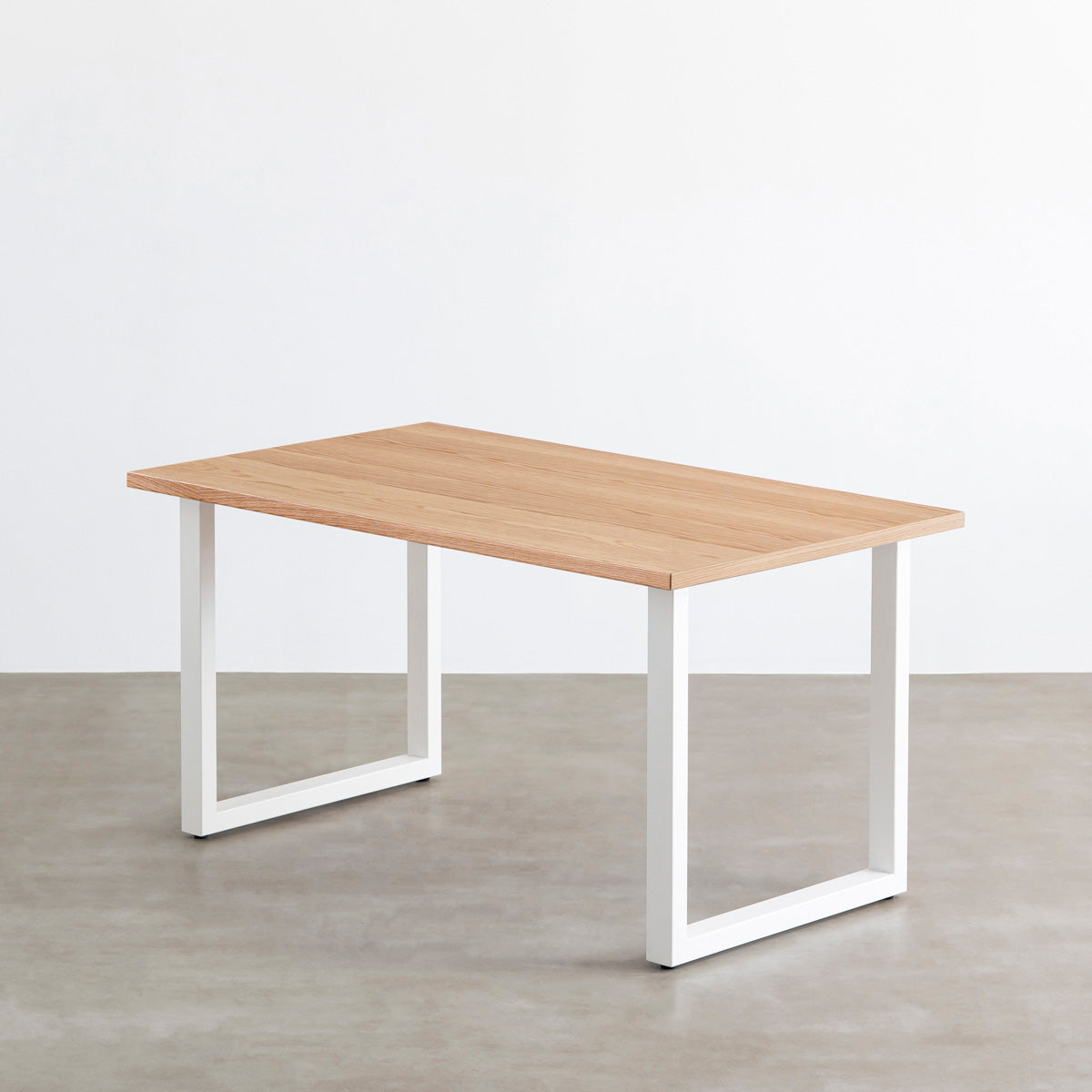 KANADEMONOのホワイトオーク突板天板にホワイトのスクエア鉄脚を組み合わせたシンプルモダンなテーブル