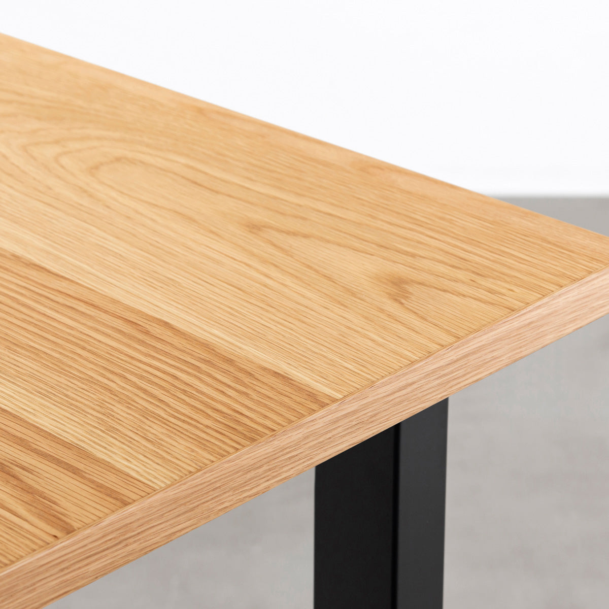 KANADEMONOの突板ホワイトオーク天板とマットブラックのスクエアH70鉄脚を組み合わせたシンプルモダンなテーブル（天板クローズアップ）