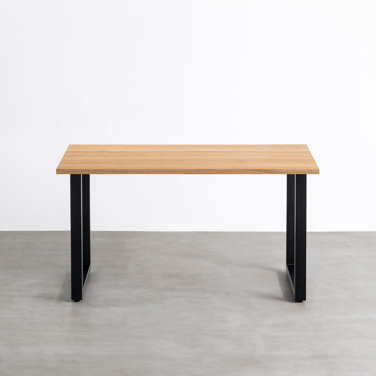 KANADEMONOの突板ホワイトオーク天板とマットブラックのスクエアH70鉄脚を組み合わせたシンプルモダンなテーブル（正面）