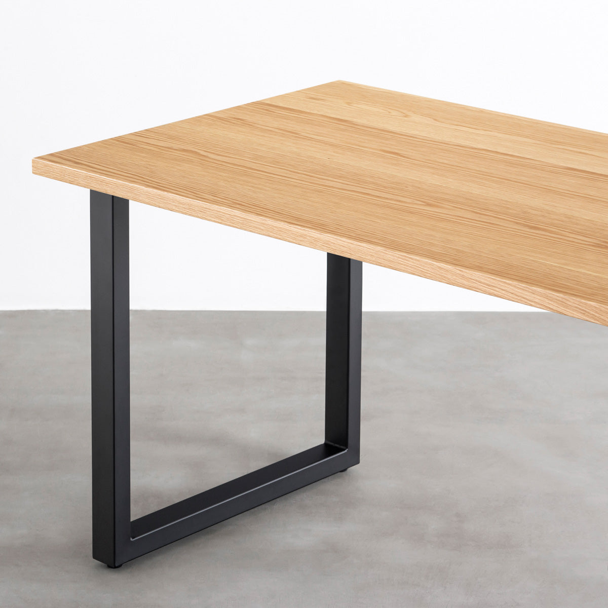 KANADEMONOの突板ホワイトオーク天板とマットブラックのスクエアH70鉄脚を組み合わせたシンプルモダンなテーブル（天板と脚）