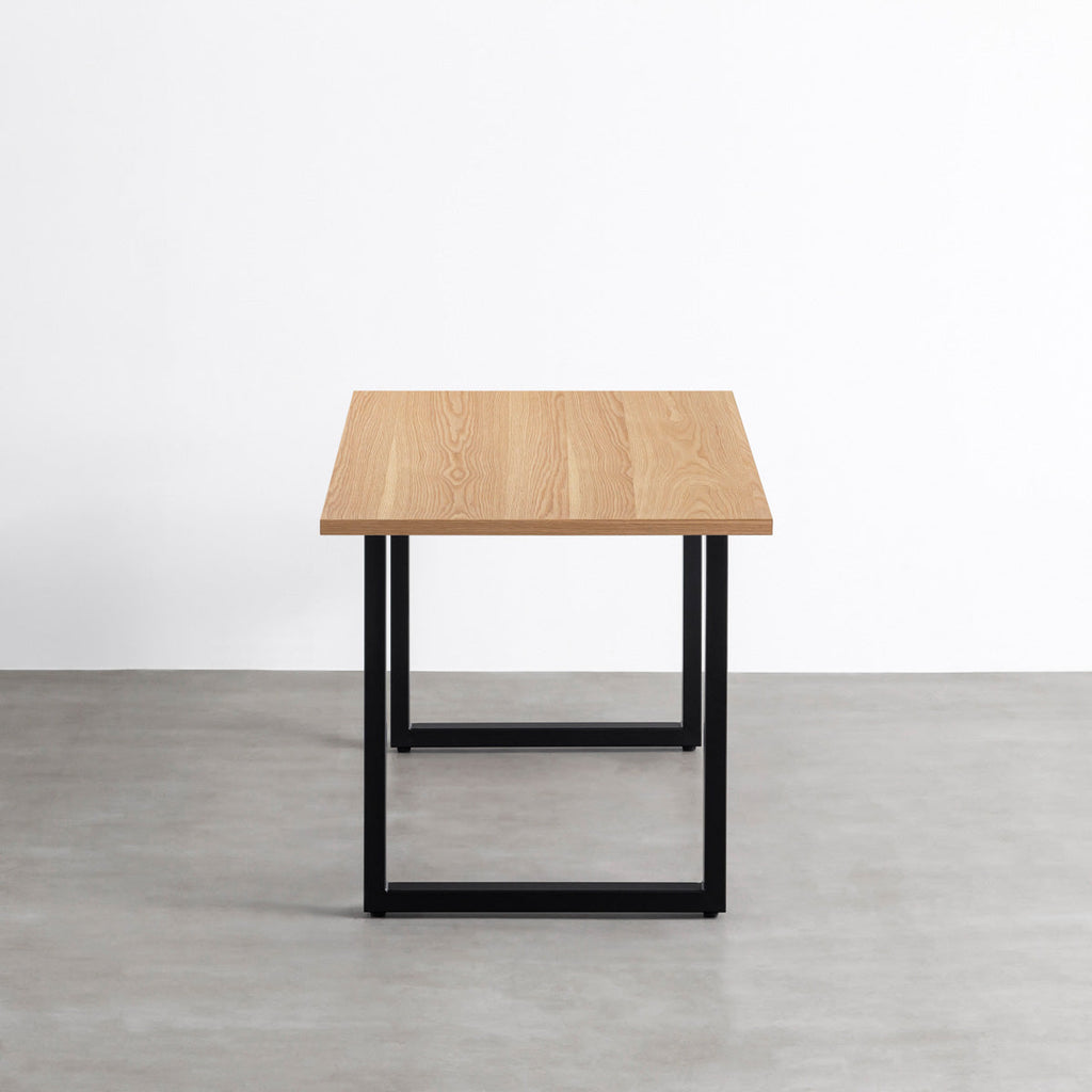 KANADEMONOの突板ホワイトオーク天板とマットブラックのスクエアH70鉄脚を組み合わせたシンプルモダンなテーブル（横）