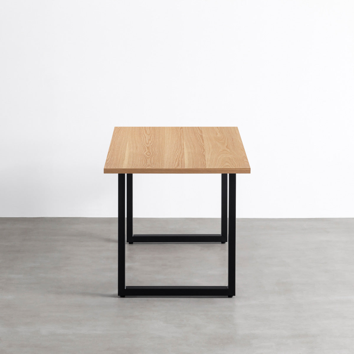 KANADEMONOの突板ホワイトオーク天板とマットブラックのスクエアH70鉄脚を組み合わせたシンプルモダンなテーブル（横）
