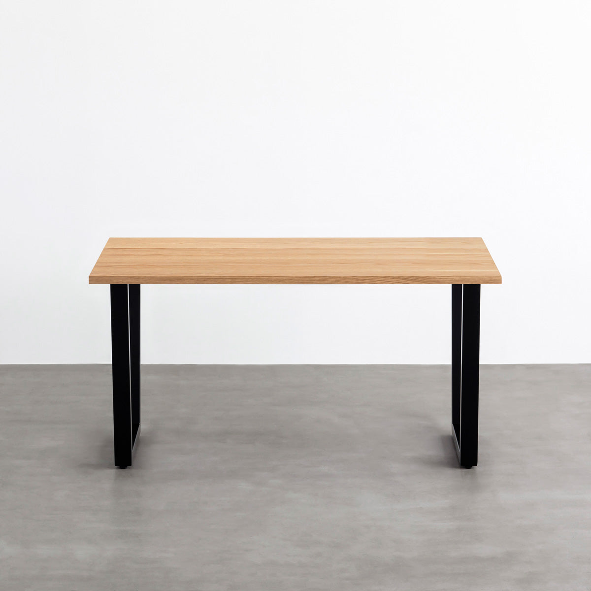 KANADEMONOのホワイトオーク突板天板とマットブラックのトラペゾイド鉄脚を組み合わせたシンプルモダンなテーブル（正面）