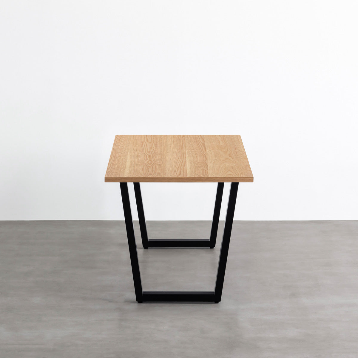 KANADEMONOのホワイトオーク突板天板とマットブラックのトラペゾイド鉄脚を組み合わせたシンプルモダンなテーブル（横）
