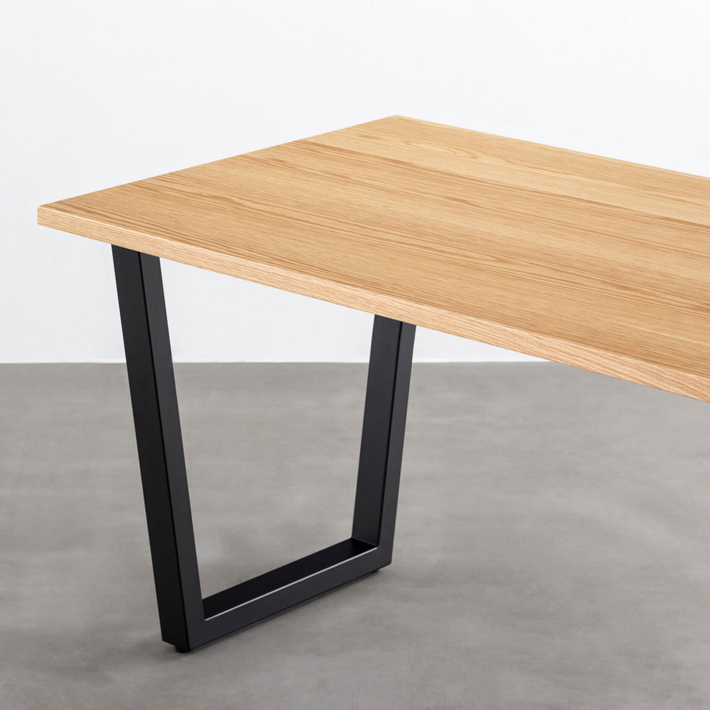 KANADEMONOのホワイトオーク突板天板とマットブラックのトラペゾイド鉄脚を組み合わせたシンプルモダンなテーブル（天板と脚）