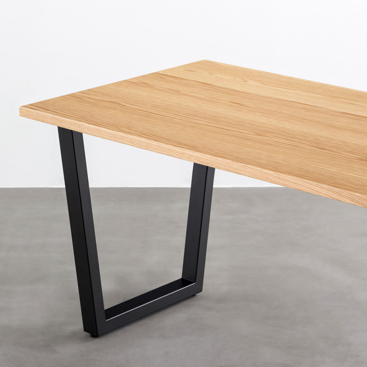 KANADEMONOのホワイトオーク突板天板とマットブラックのトラペゾイド鉄脚を組み合わせたシンプルモダンなテーブル（天板と脚）