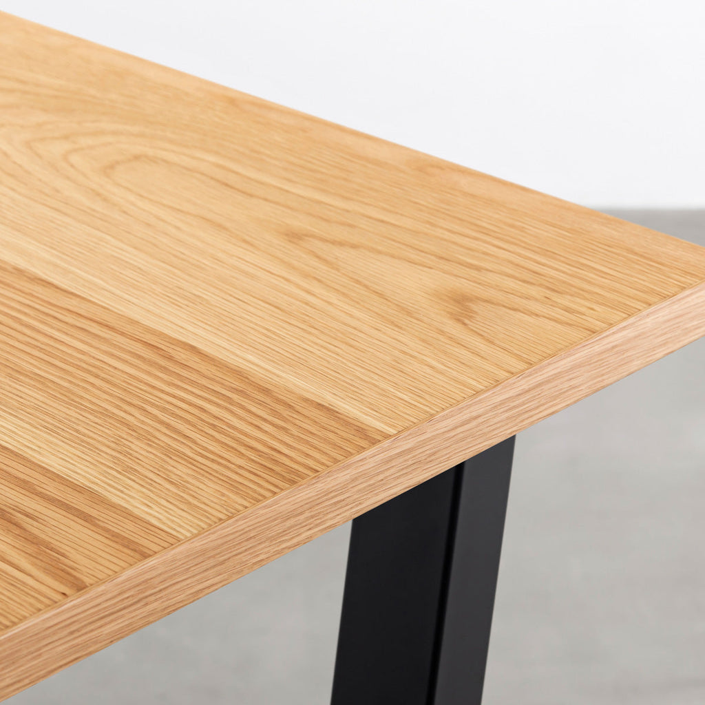 KANADEMONOのホワイトオーク突板天板とマットブラックのトラペゾイド鉄脚を組み合わせたシンプルモダンなテーブル（天板クローズアップ）