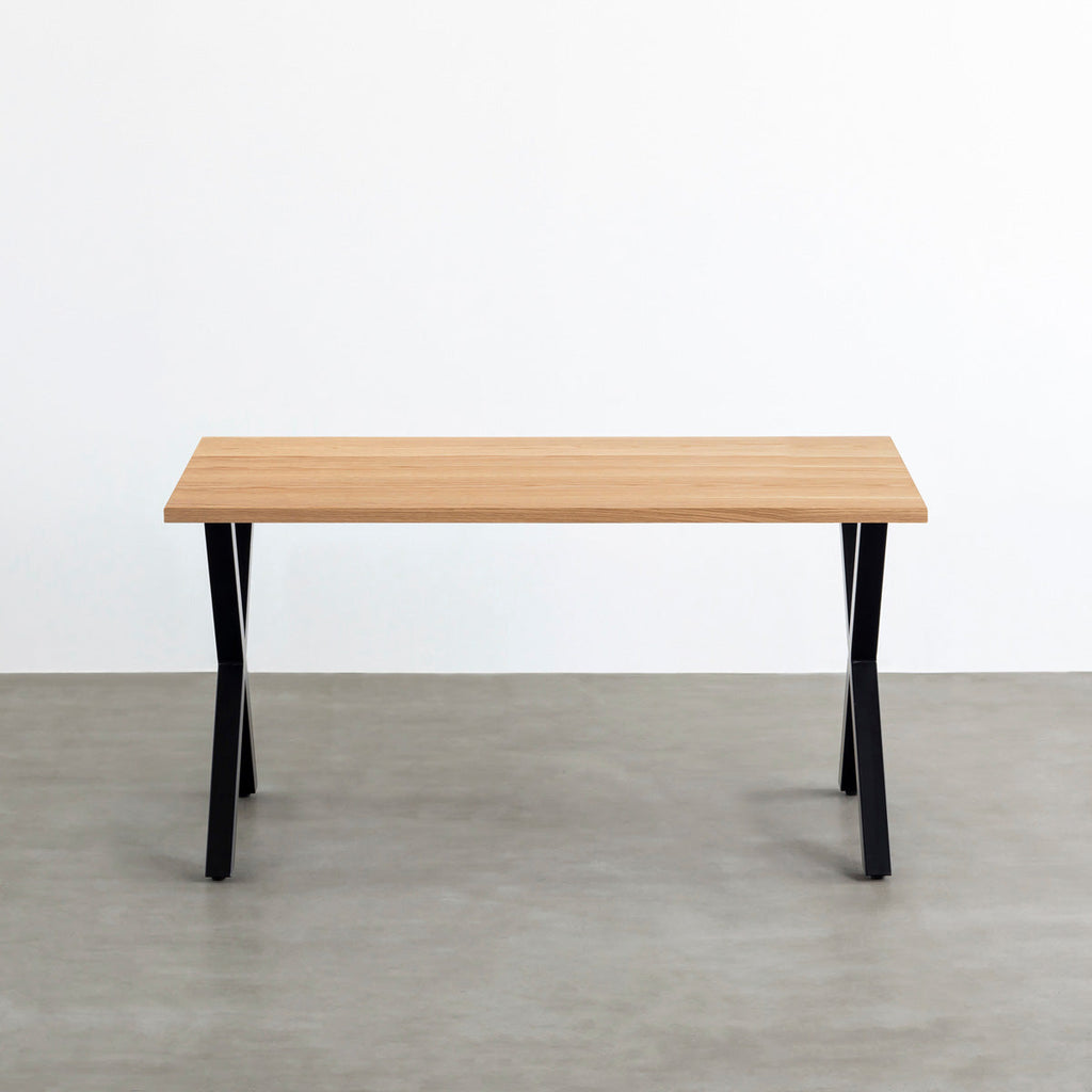 KANADEMONOのホワイトオーク突板天板とマットブラックのXライン鉄脚を組み合わせたシンプルモダンなテーブル（正面）