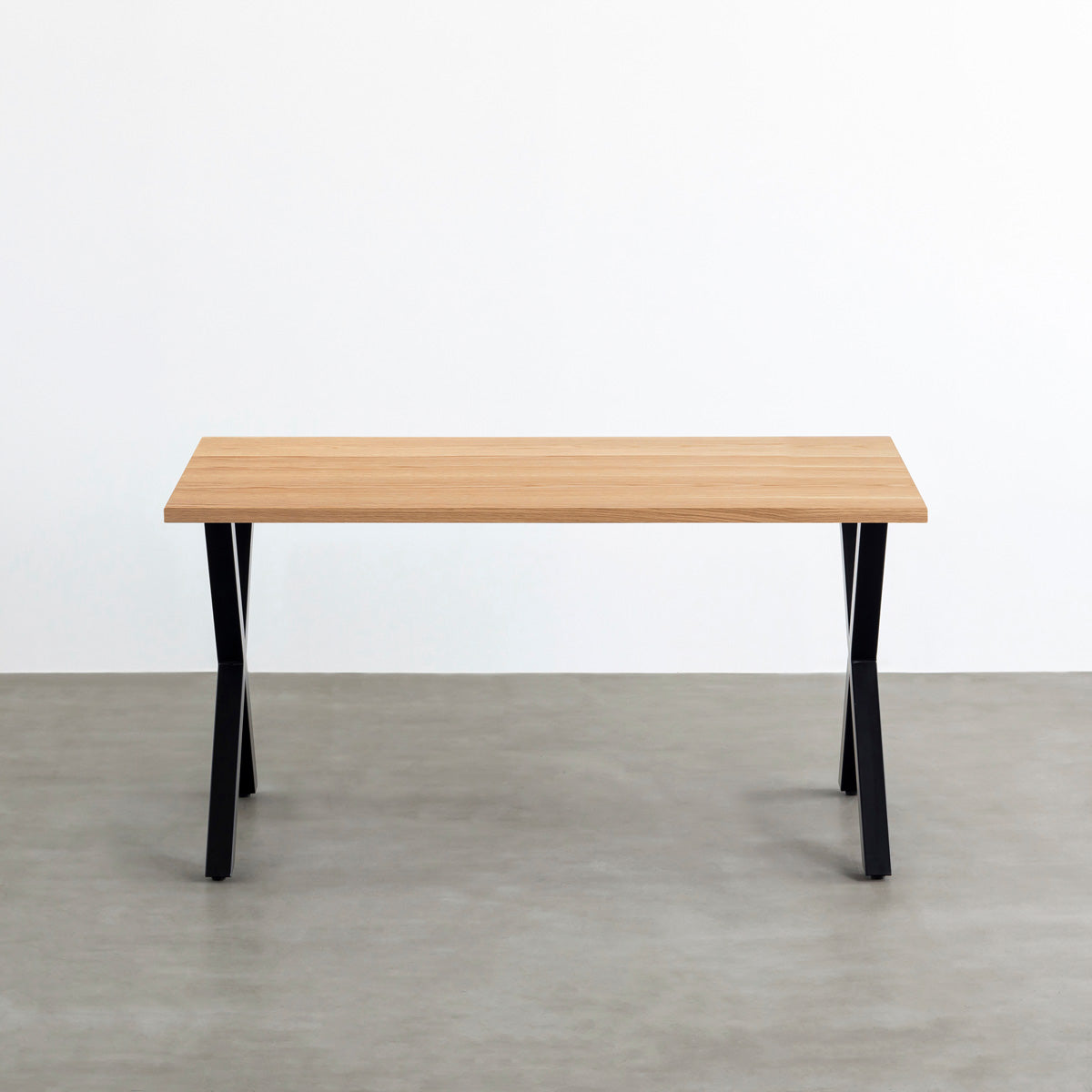 KANADEMONOのホワイトオーク突板天板とマットブラックのXライン鉄脚を組み合わせたシンプルモダンなテーブル（正面）