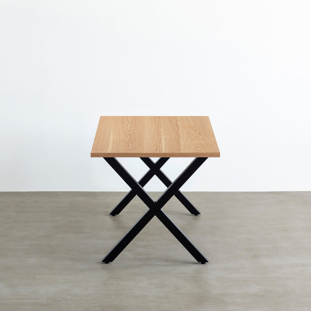 KANADEMONOのホワイトオーク突板天板とマットブラックのXライン鉄脚を組み合わせたシンプルモダンなテーブル（横）