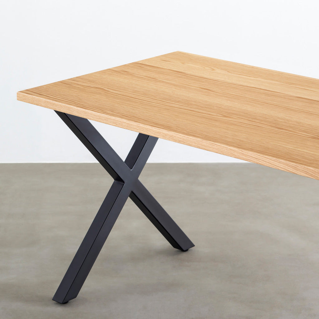 KANADEMONOのホワイトオーク突板天板とマットブラックのXライン鉄脚を組み合わせたシンプルモダンなテーブル（天板と脚）