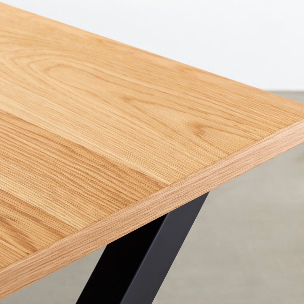 KANADEMONOのホワイトオーク突板天板とマットブラックのXライン鉄脚を組み合わせたシンプルモダンなテーブル（天板クローズアップ）