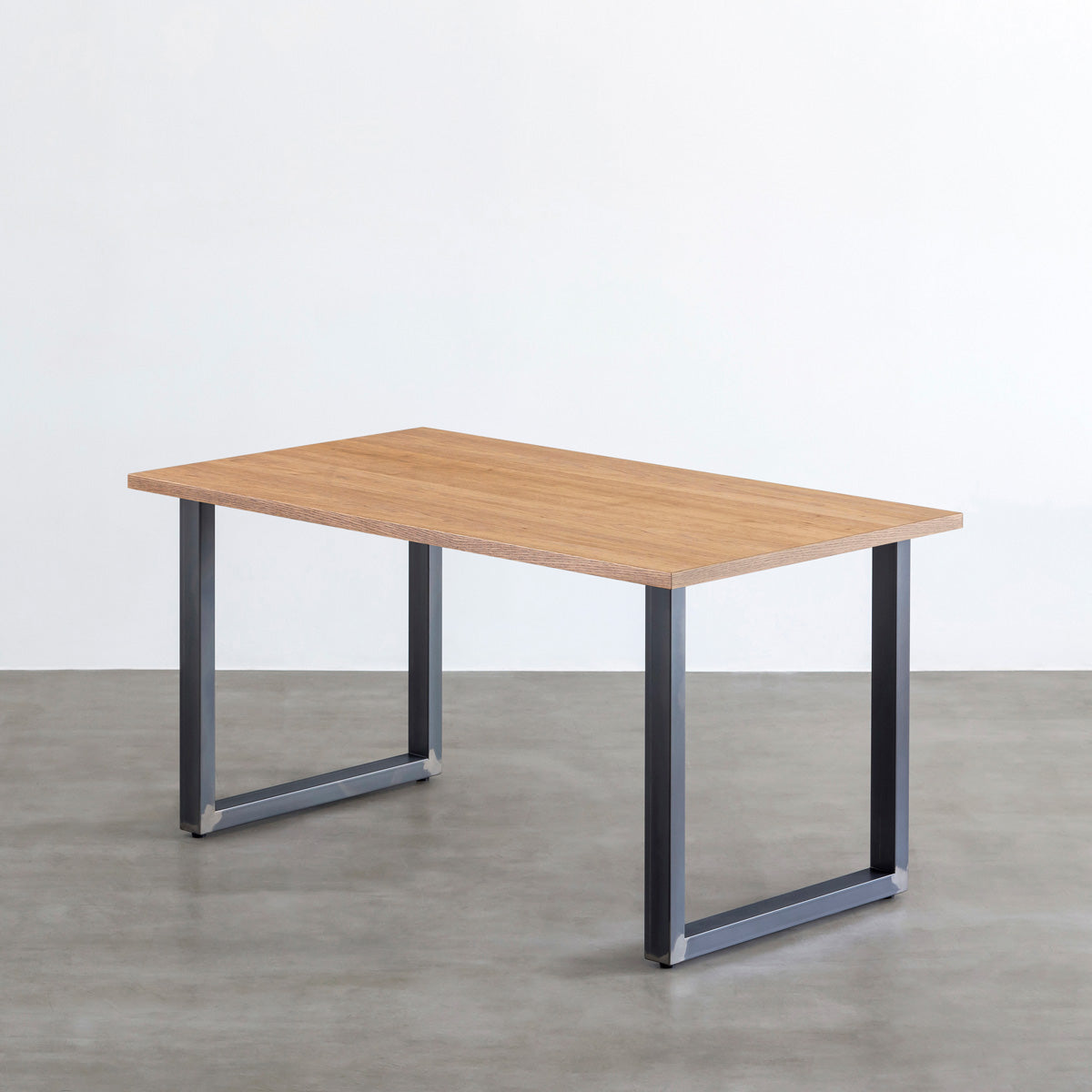 Kanademonoのくるみ突板天板とマットクリア塗装仕上げのスクエア鉄脚を組み合わせたテーブル