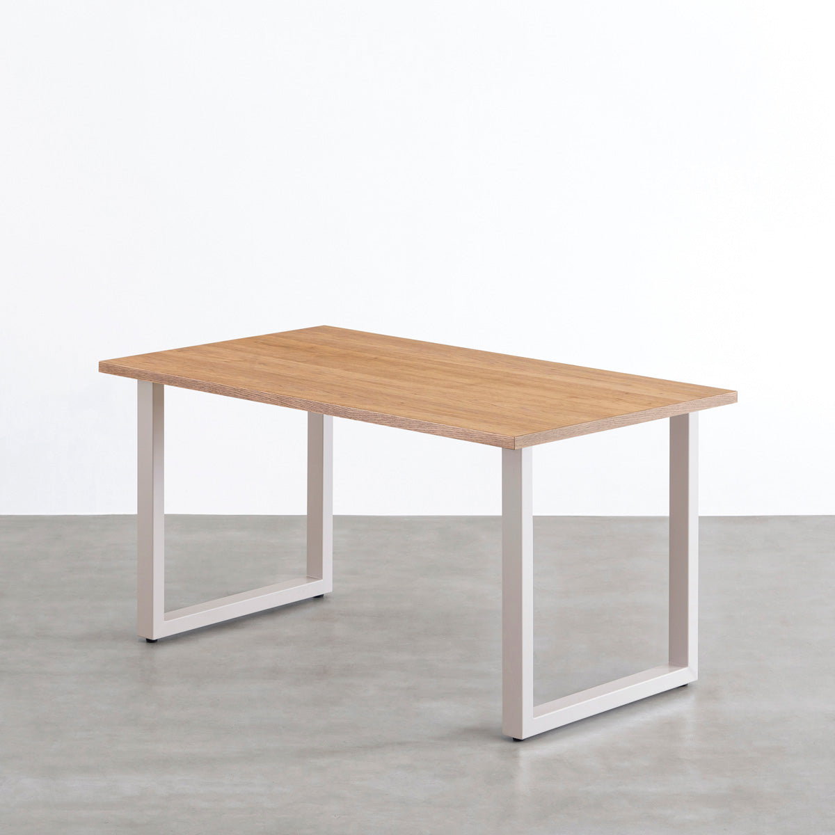 KANADEMONOのくるみ天板とサンドベージュのスクエアスチール脚を組み合わせたテーブル