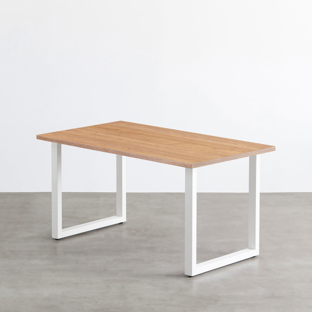 KANADEMONOのくるみ突板天板とスクエアのホワイトアイアン脚を組み合わせたテーブル