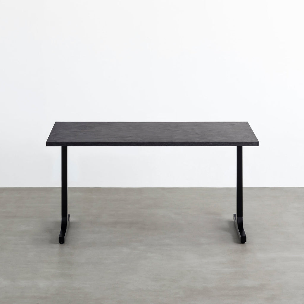 KanademonoのMORTEXブラック天板にブラックのIライン鉄脚を合わせたテーブル（正面）