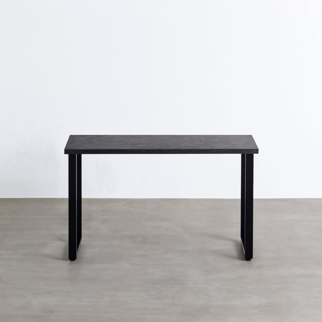 KanademonoのMORTEXブラック天板にブラックのレクタングル鉄脚を合わせたテーブル（正面）