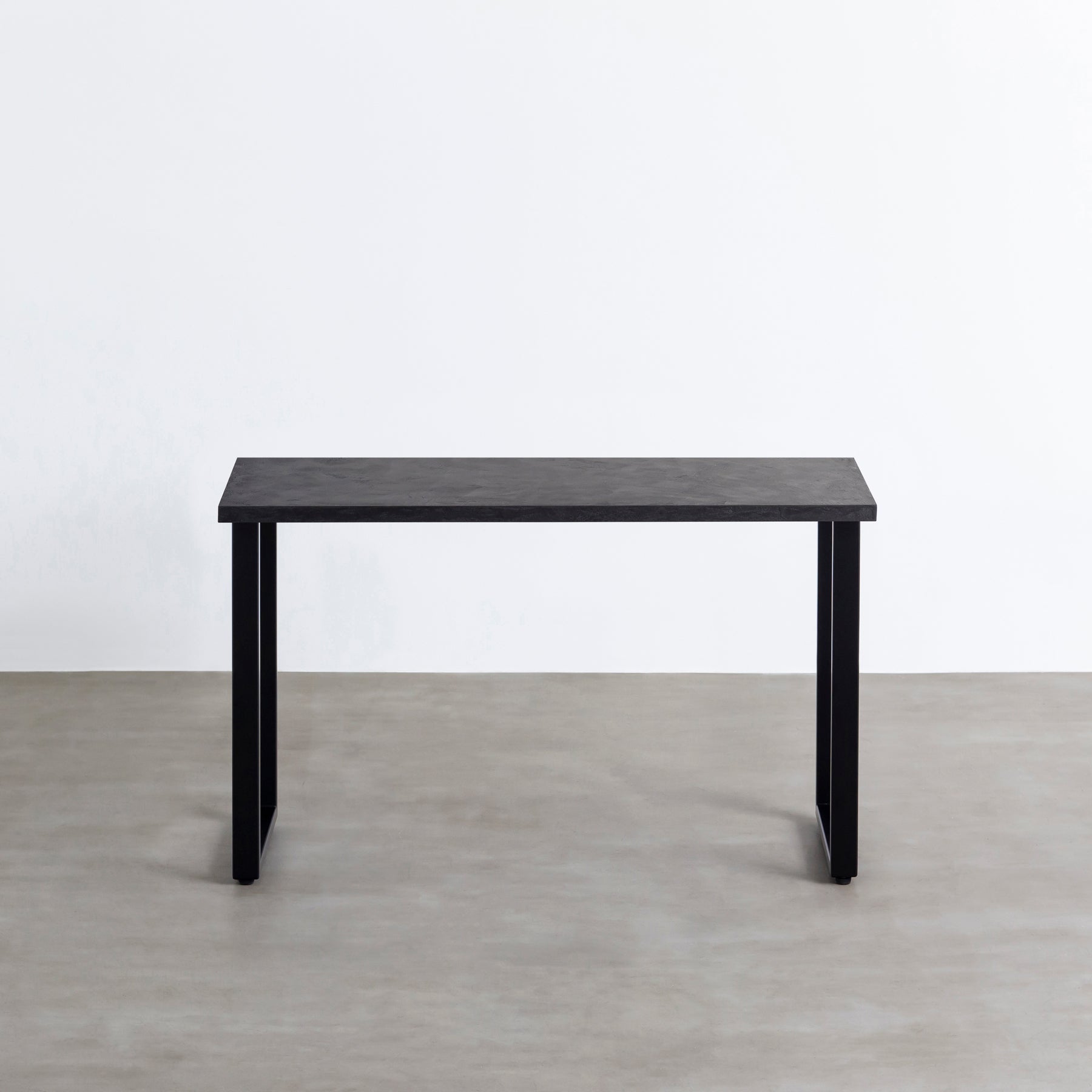 KanademonoのMORTEXブラック天板にブラックのレクタングル鉄脚を合わせたテーブル（正面）