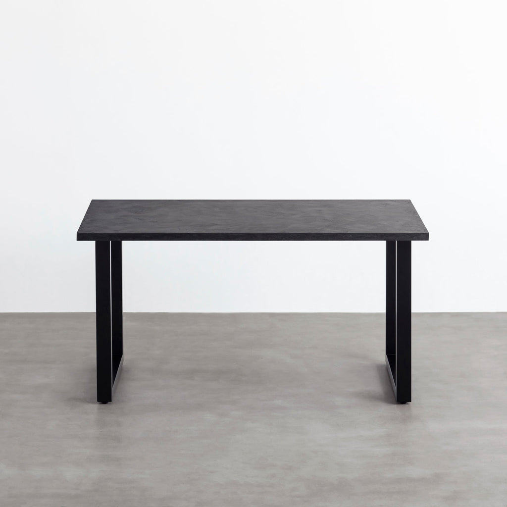 KanademonoのMORTEXブラック天板にブラックのスクエア鉄脚を合わせたテーブル（正面）
