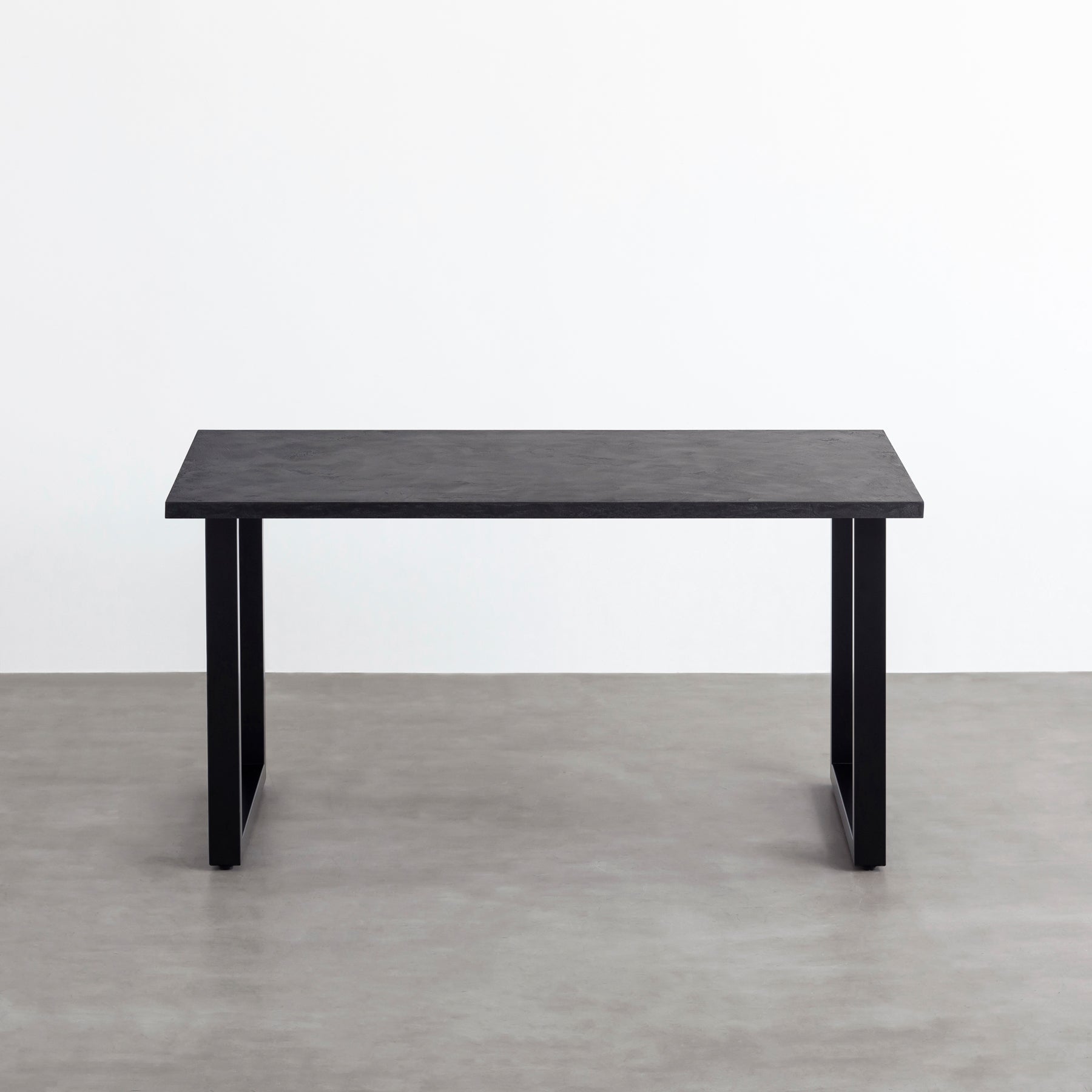 KanademonoのMORTEXブラック天板にブラックのスクエア鉄脚を合わせたテーブル（正面）