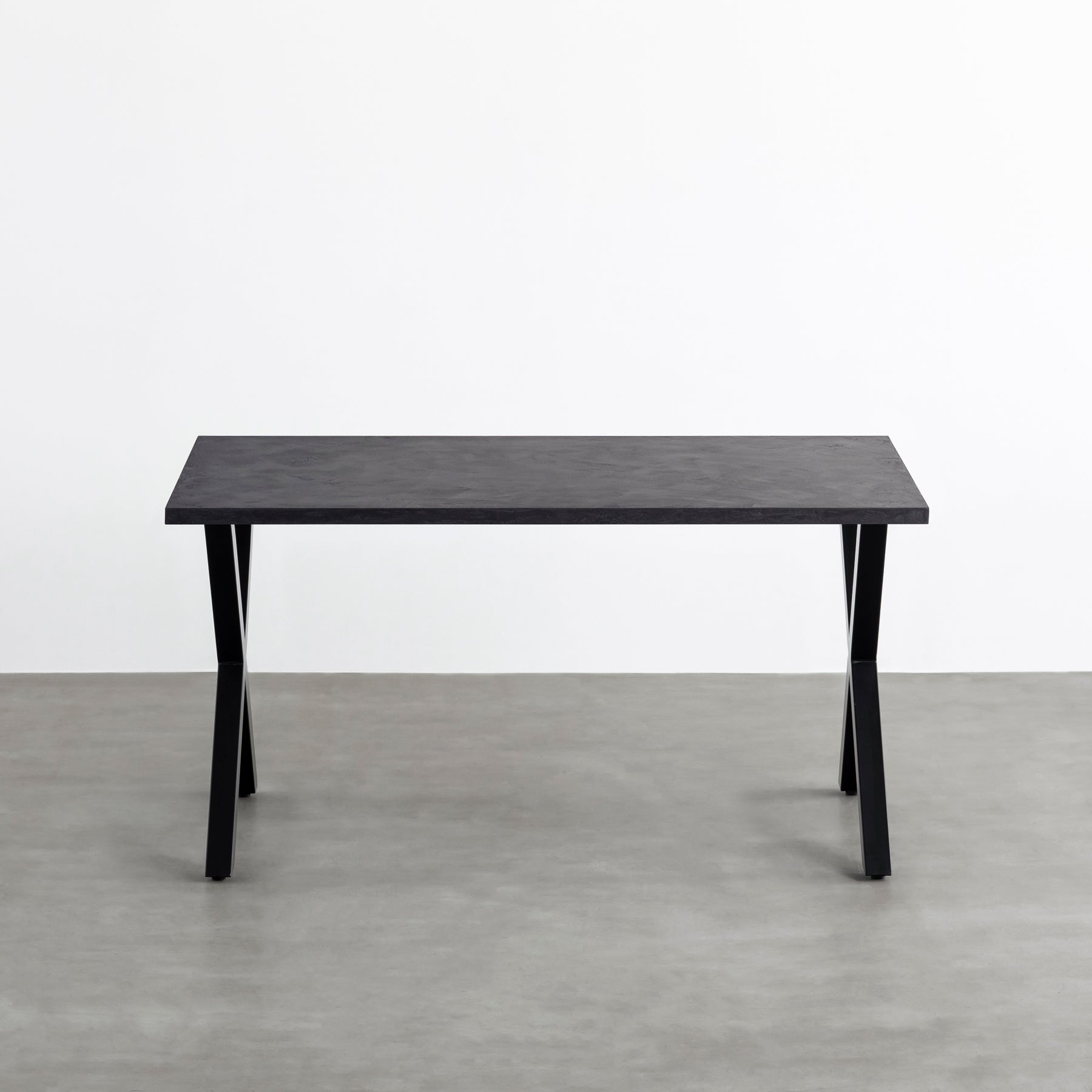 KanademonoのMORTEXブラック天板にブラックのXライン鉄脚を合わせたテーブル（正面）