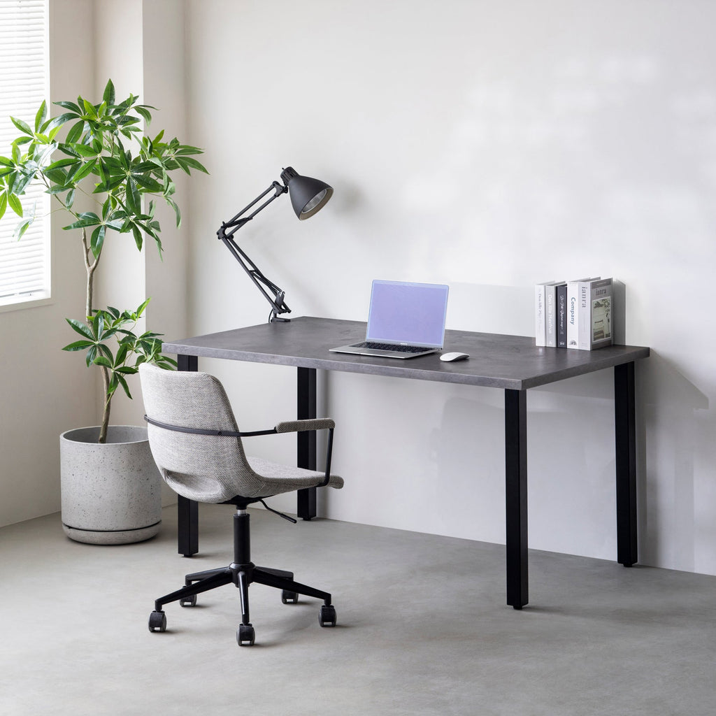 KanademonoのMORTEXダークグレー天板にブラックのスクエアバー鉄脚を合わせたテーブル（使用例）