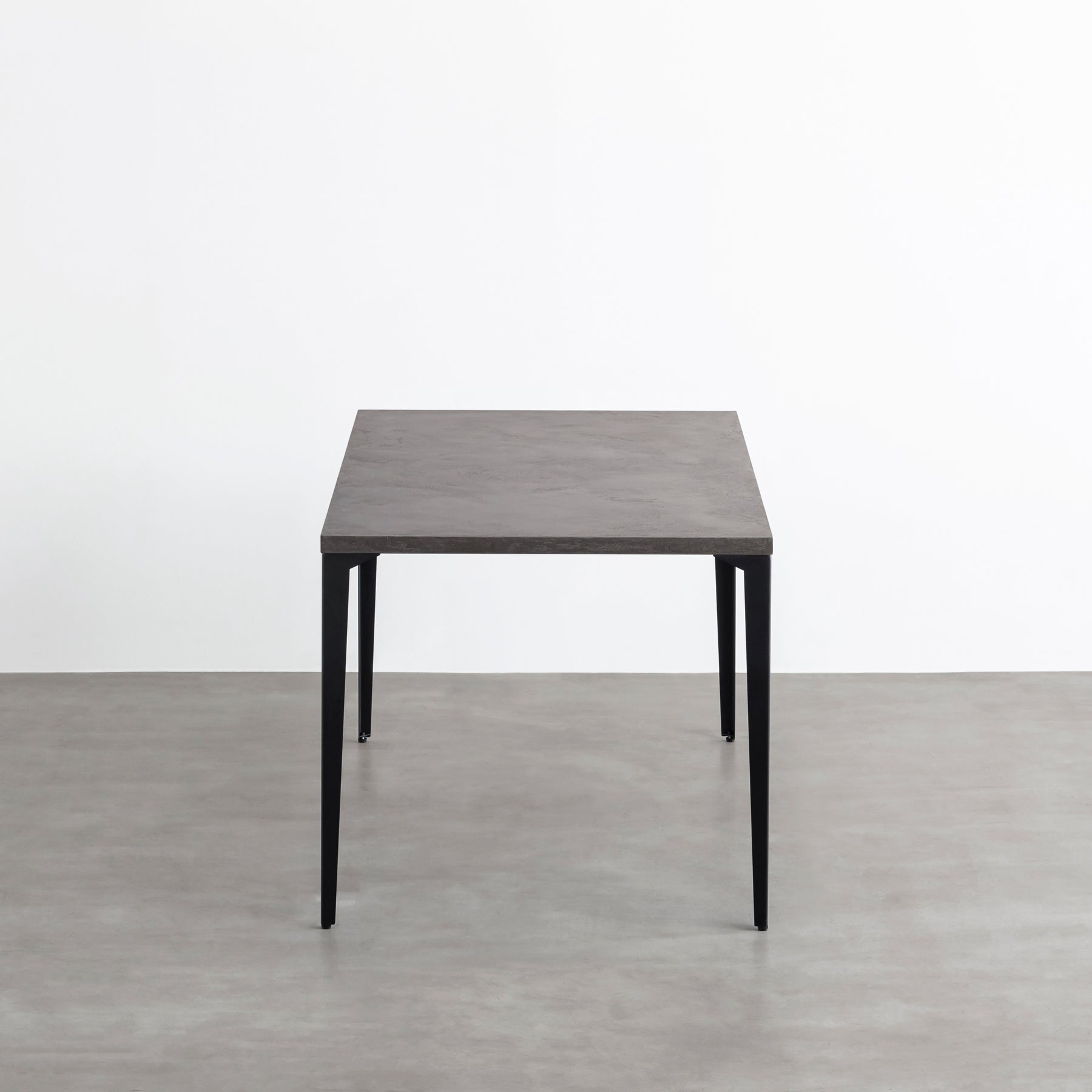 KanademonoのMORTEXダークグレー天板にブラックのソリッドピン鉄脚を合わせたテーブル（側面）