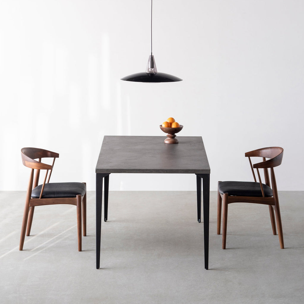 KanademonoのMORTEXダークグレー天板にブラックのソリッドピン鉄脚を合わせたテーブル（使用例）