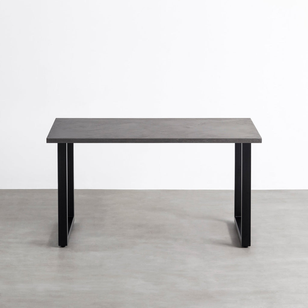 KanademonoのMORTEXダークグレー天板にブラックの高さ70cmスクエア鉄脚を合わせたテーブル（正面）