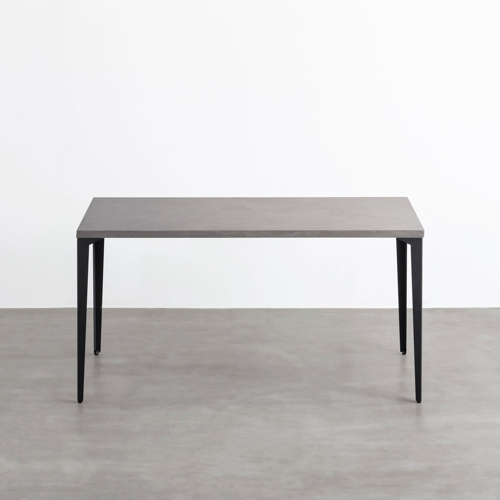 KanademonoのMORTEXグレー天板にブラックのソリッドピン鉄脚を合わせたテーブル（正面）