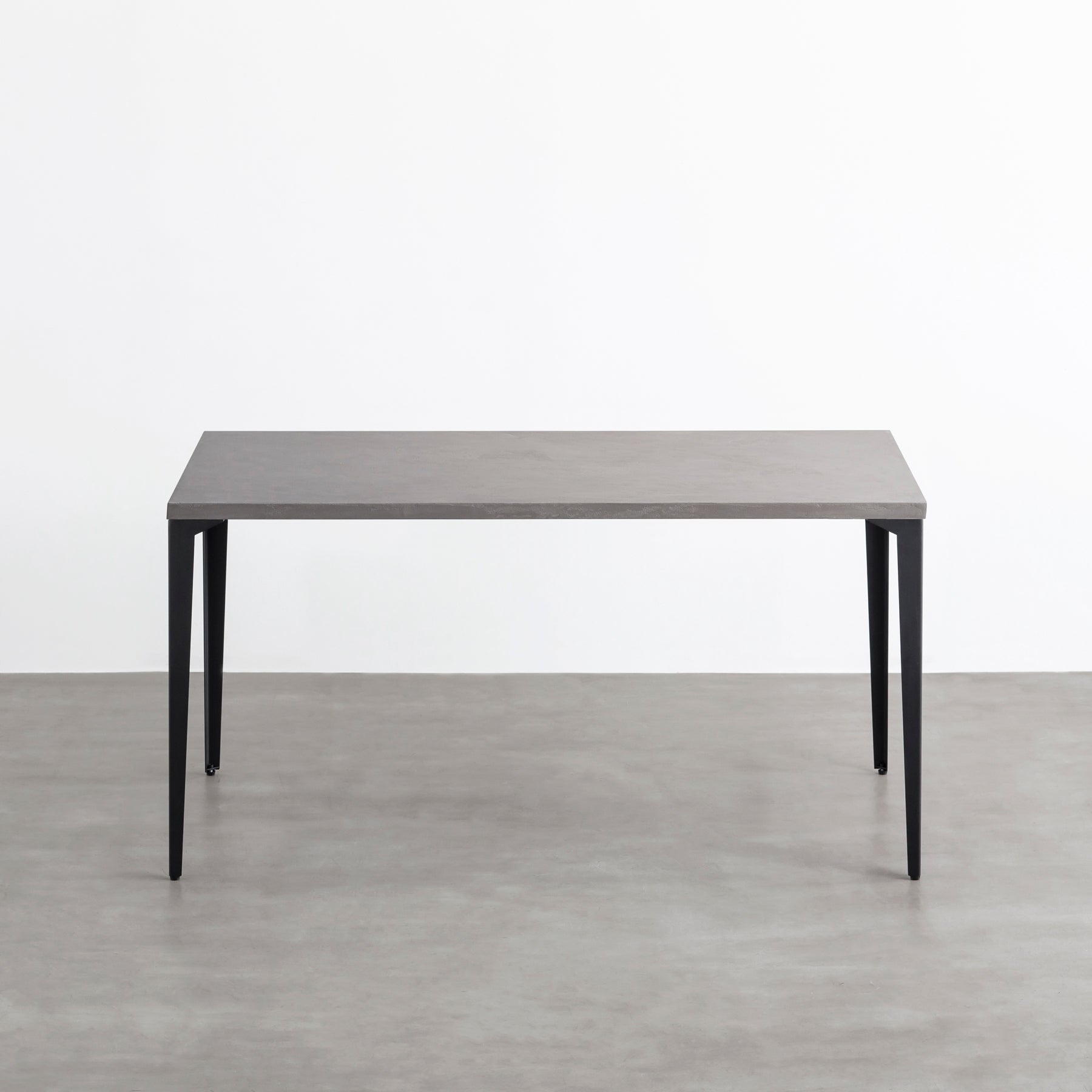 KanademonoのMORTEXグレー天板にブラックのソリッドピン鉄脚を合わせたテーブル（正面）