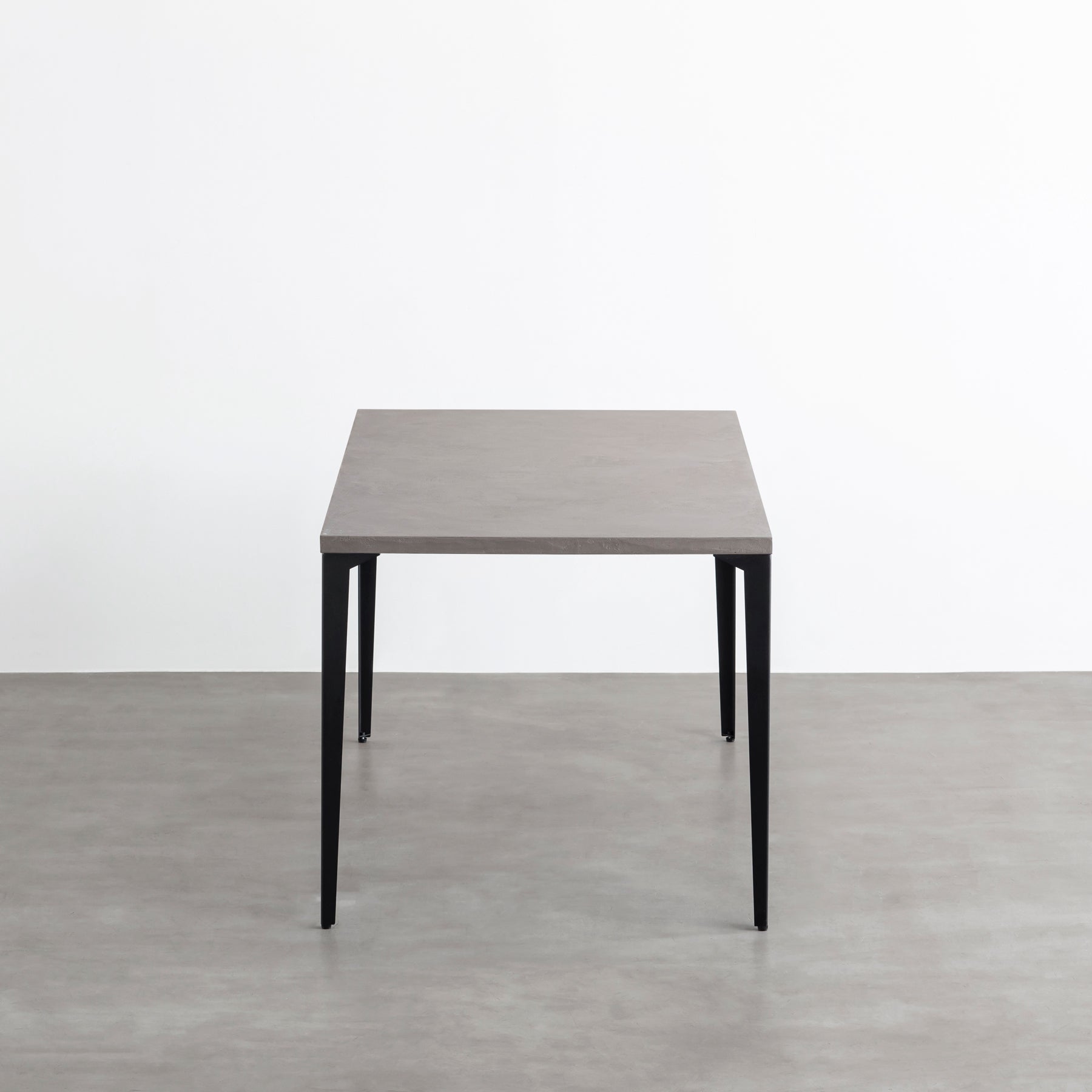 KanademonoのMORTEXグレー天板にブラックのソリッドピン鉄脚を合わせたテーブル（側面）