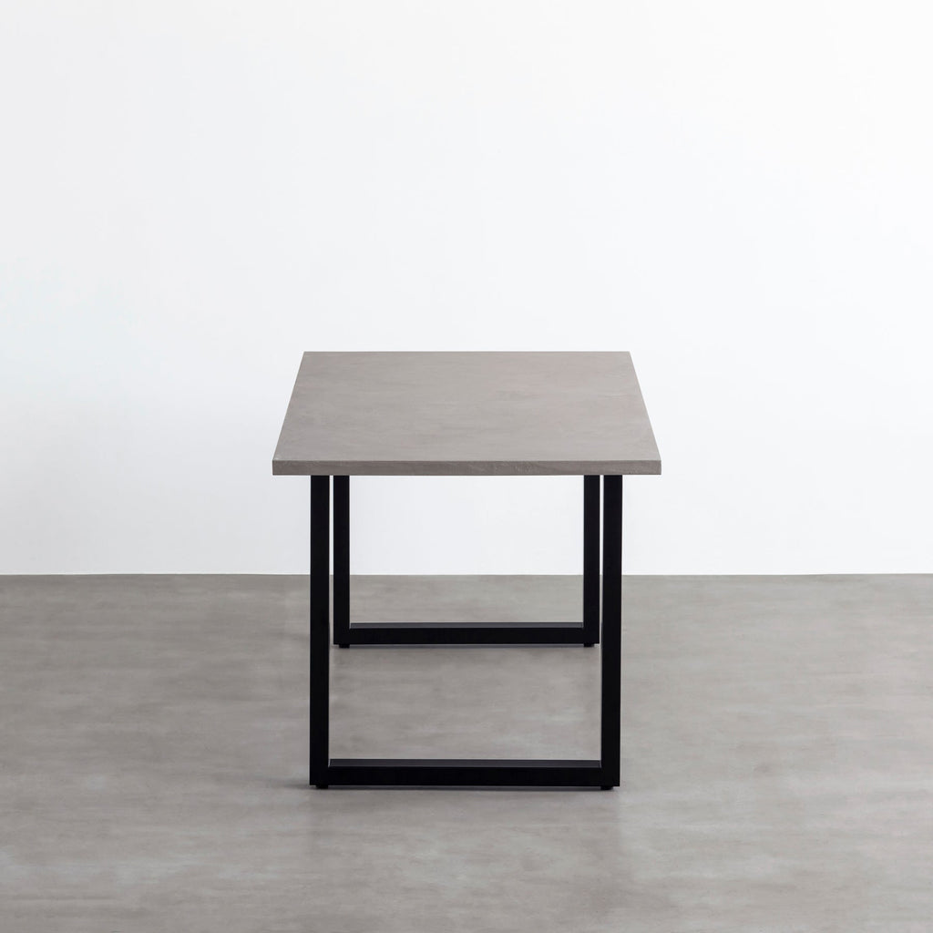 KanademonoのMORTEXグレー天板にブラックのスクエア鉄脚を合わせたテーブル（側面）