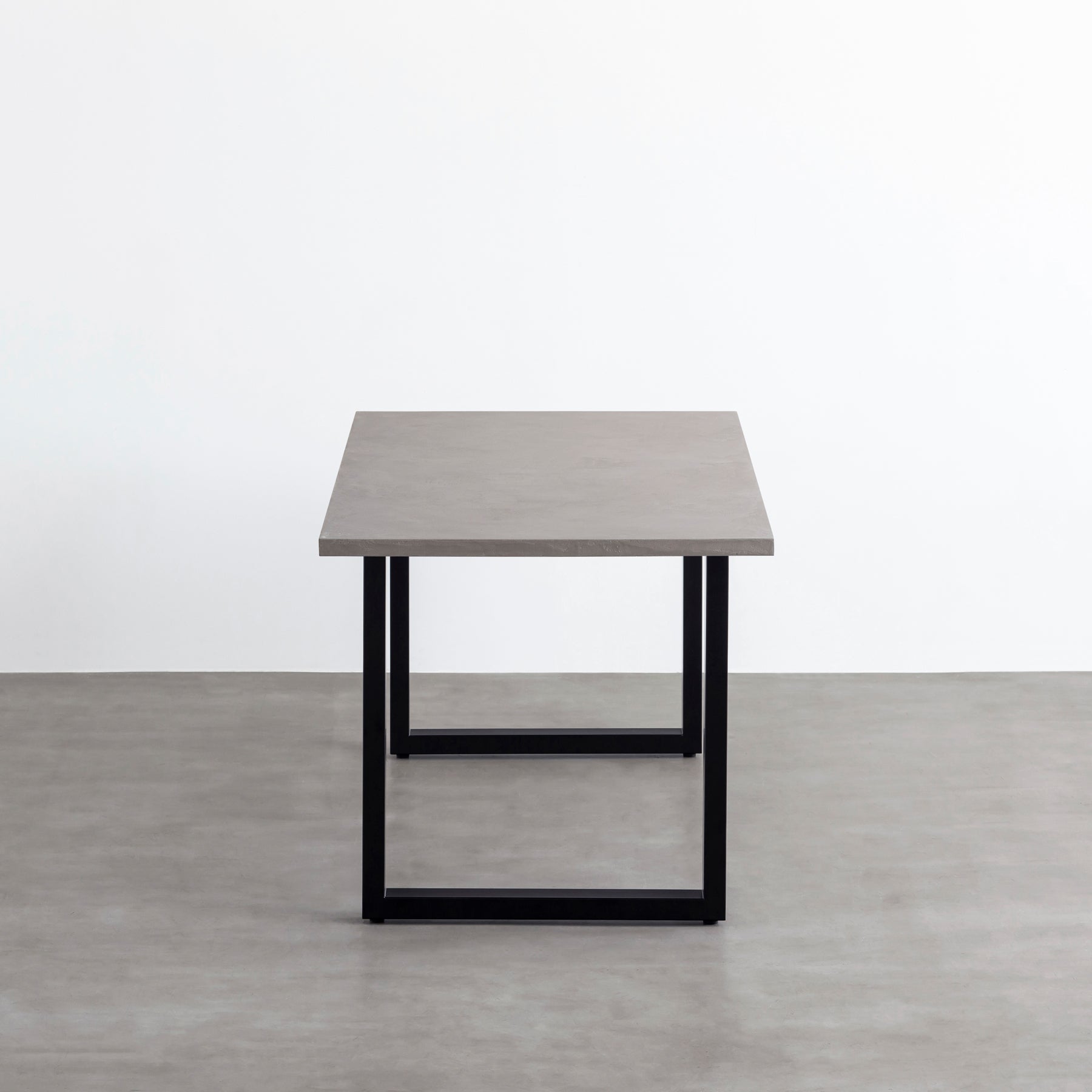 KanademonoのMORTEXグレー天板にブラックのスクエア鉄脚を合わせたテーブル（側面）