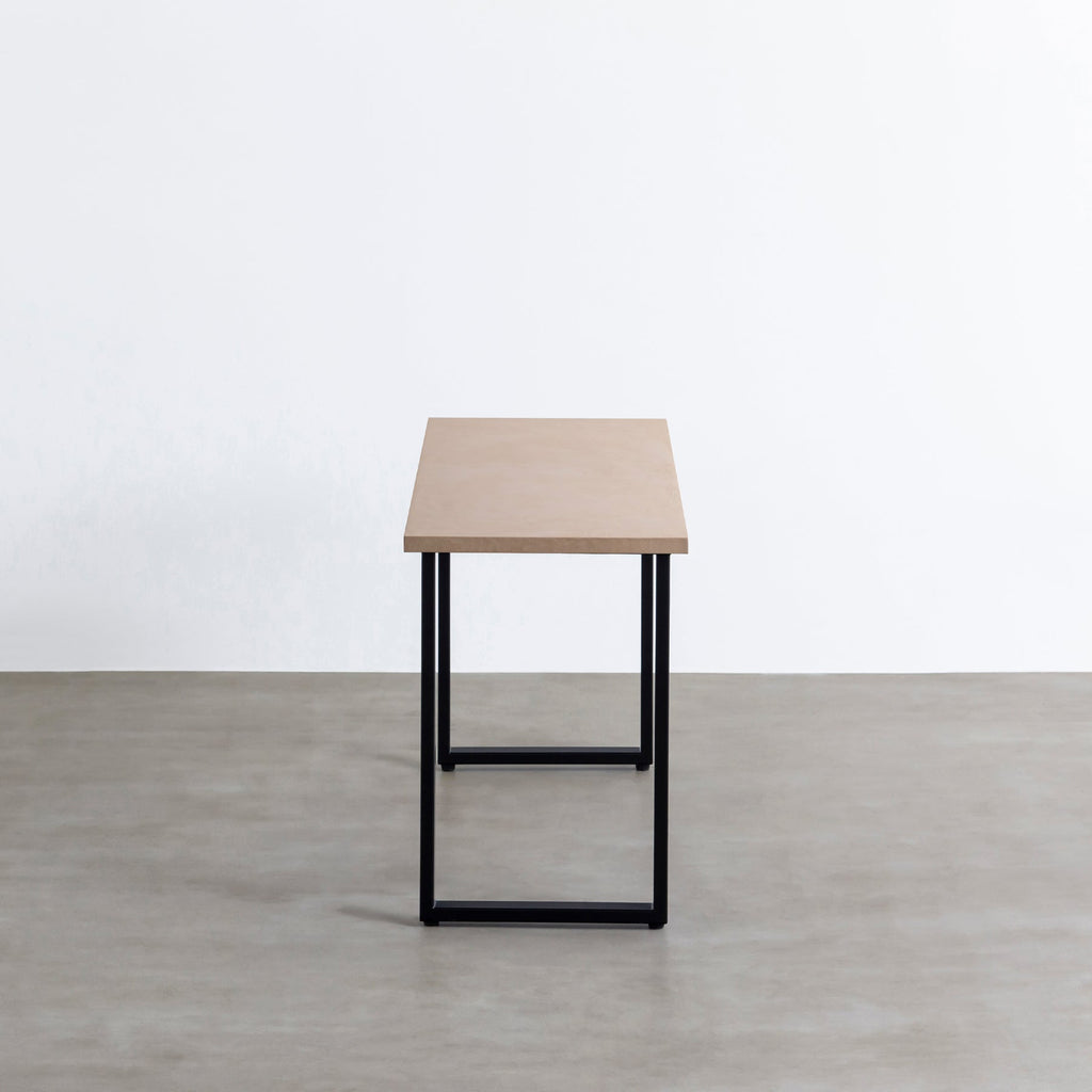 KanademonoのMORTEXベージュ天板にブラックのレクタングル鉄脚を合わせたテーブル（側面）