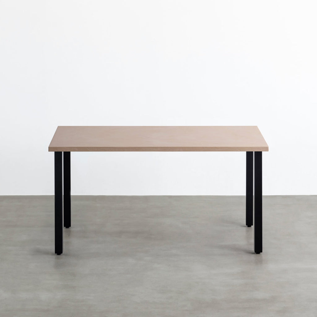 KanademonoのMORTEXベージュ天板にブラックのスクエアバー鉄脚を合わせたテーブル（正面）
