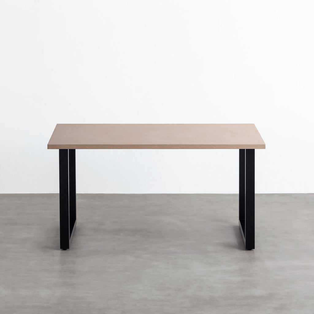 KanademonoのMORTEXベージュ天板にブラックのスクエア鉄脚を合わせたテーブル（正面）