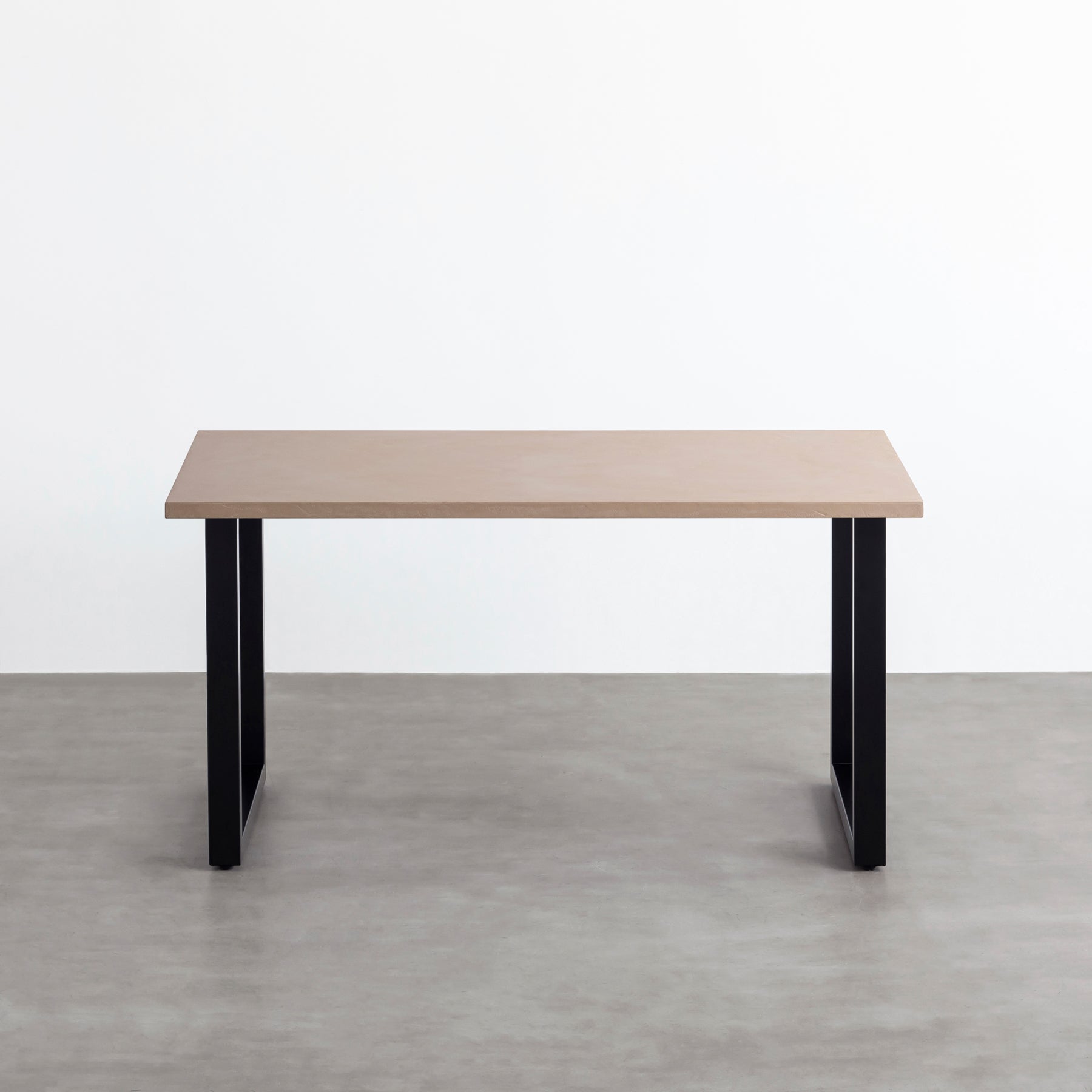KanademonoのMORTEXベージュ天板にブラックのスクエア鉄脚を合わせたテーブル（正面）